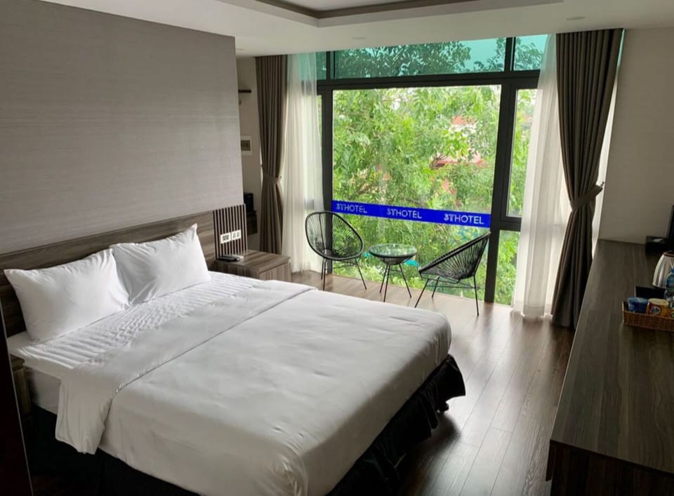 VIP Room | Free minibar items, in-room safe, desk, laptop workspace