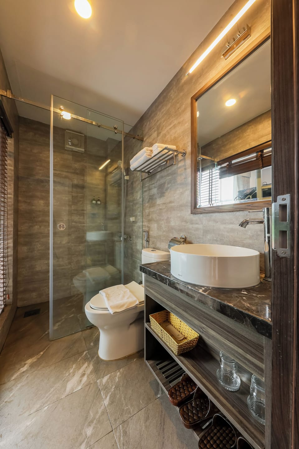 Shower, hydromassage showerhead, free toiletries, hair dryer