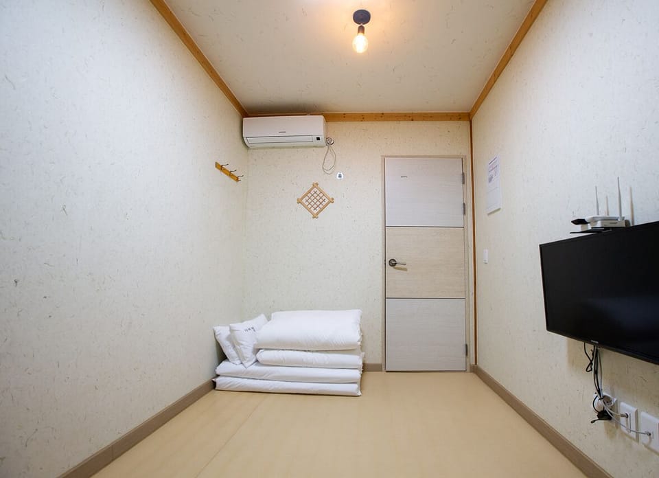 Standard Ondol | Free WiFi, bed sheets