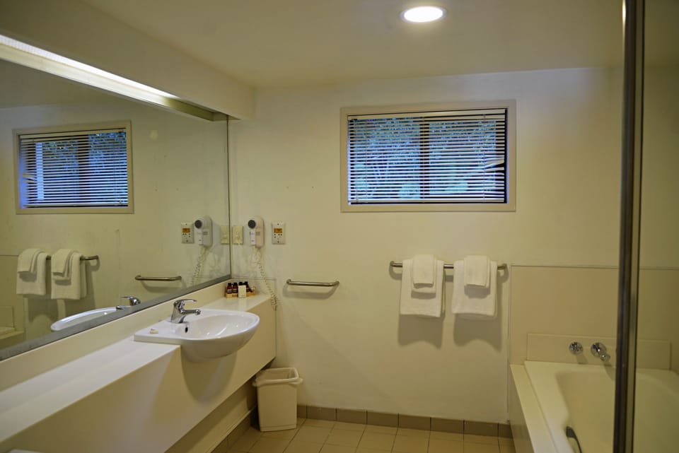 Superior Room | Bathroom shower