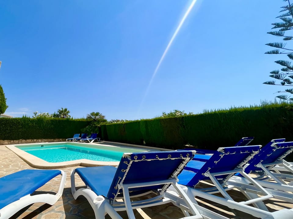 Beautiful private  garden and swimming pool
