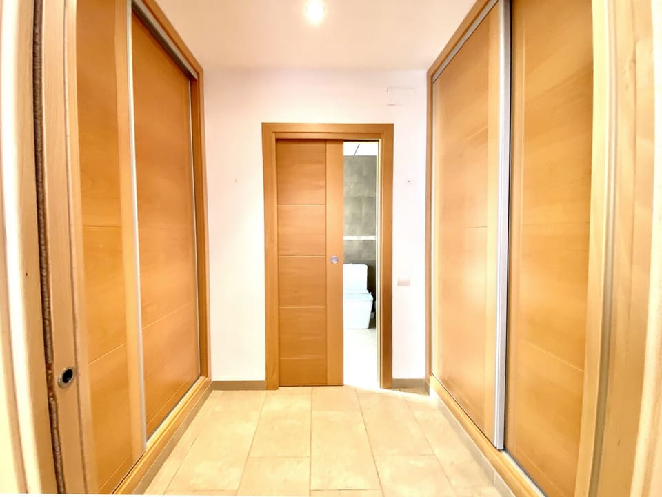 Walk in wardobe an en suite bathroom, master bedroom