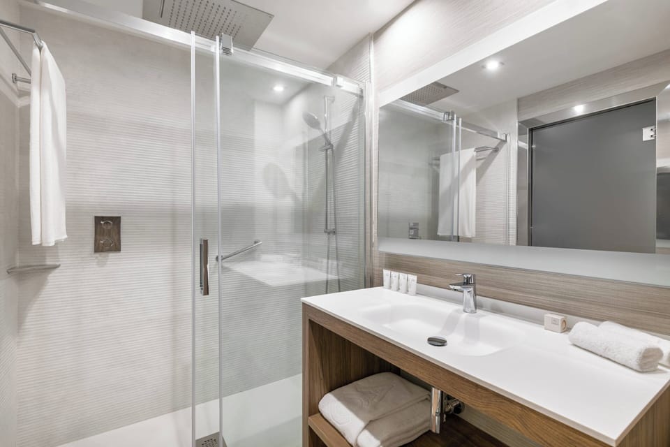 Family Room, 2 Twin Beds | Bathroom | Hair dryer, bidet, towels