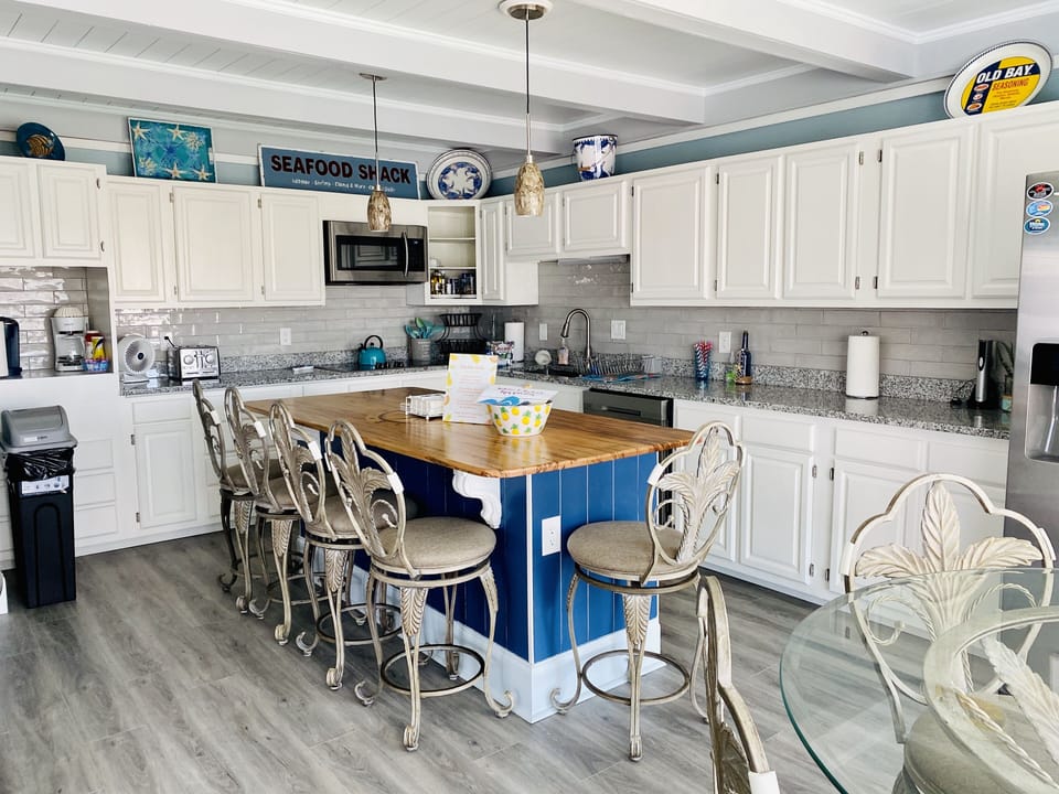 Huge kitchen island. Seating for 5 