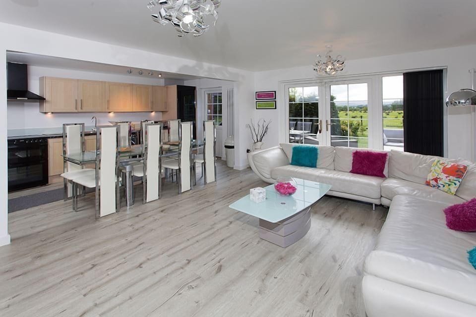 large dining/kitchen area with all appliances