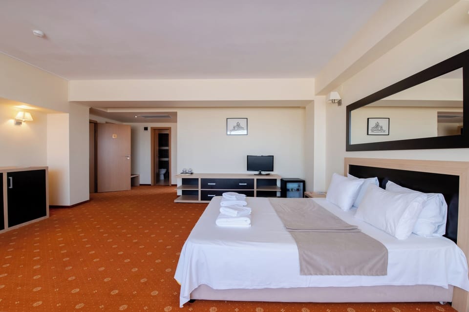 Family Suite, Terrace | Minibar, desk, soundproofing, WiFi (free)