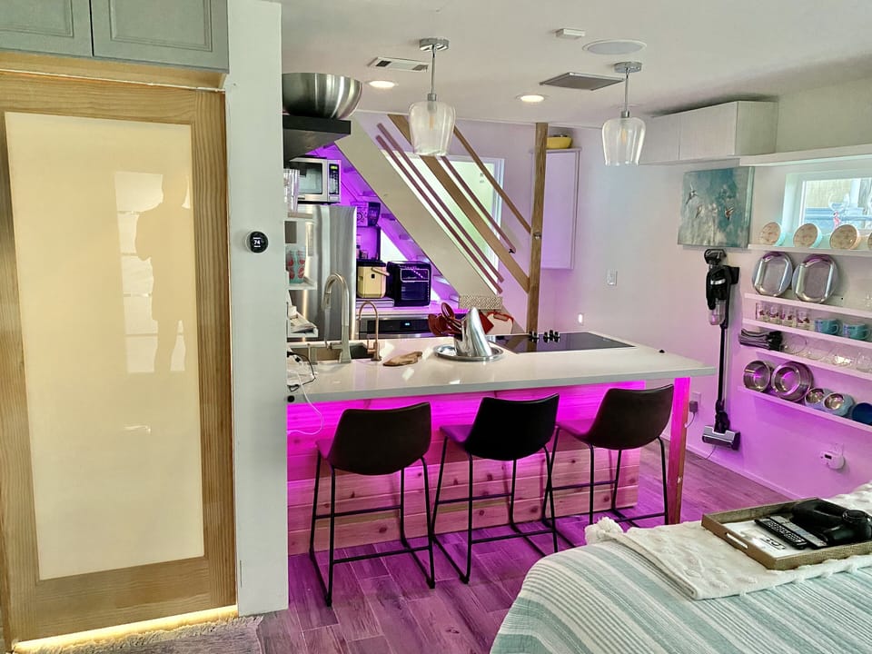 Nice sized peninsula style bar with built-in cooktop and sink