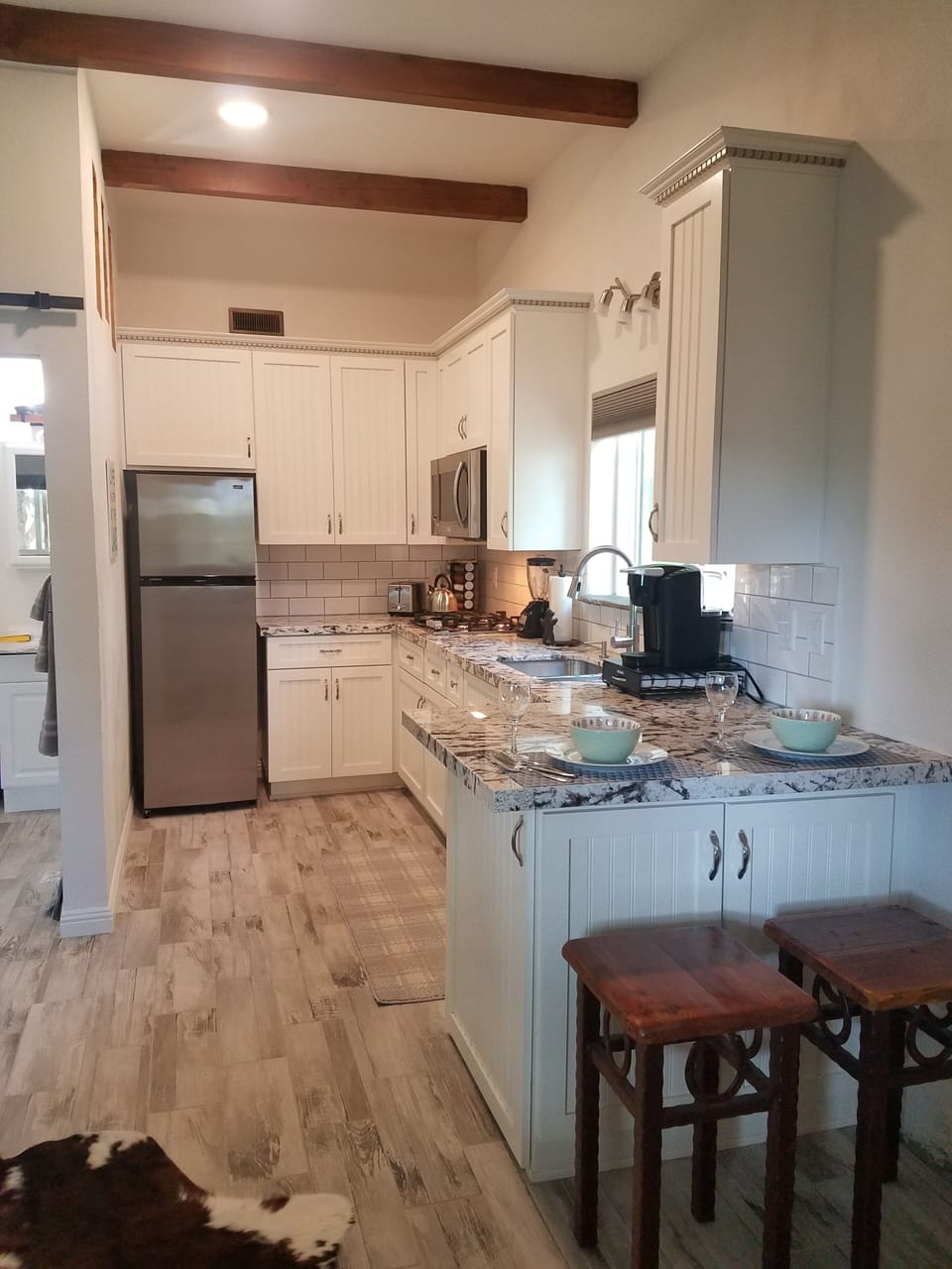Full kitchn, convection microwave, coffee maker, bar area, full amenities/snacks