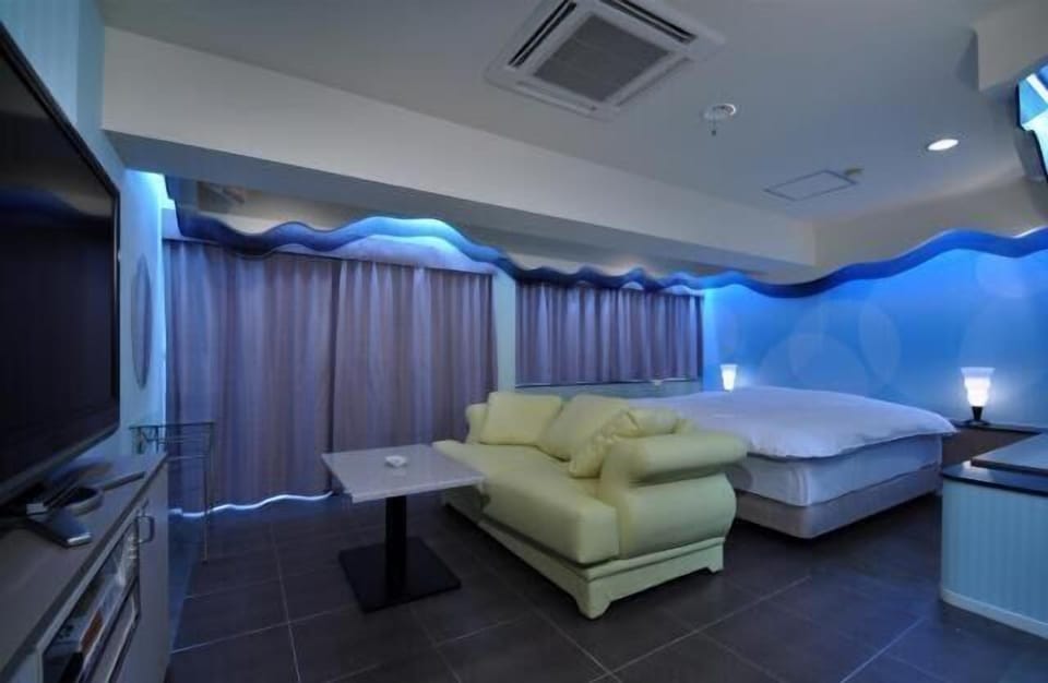 Minibar, soundproofing, WiFi (free), bed sheets