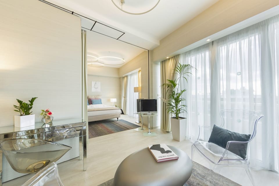 Deluxe Suite with Corner Balcony and Panoramic Acropolis View | Living area | TV