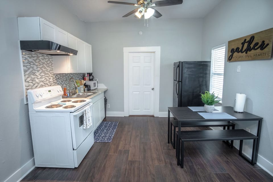 Apartment (1 Bedroom) | Private kitchen | Microwave, oven, dining tables