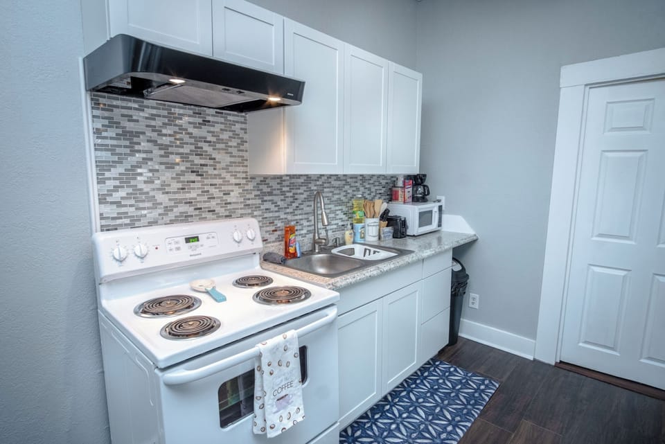 Apartment (1 Bedroom) | Private kitchen | Microwave, oven, dining tables