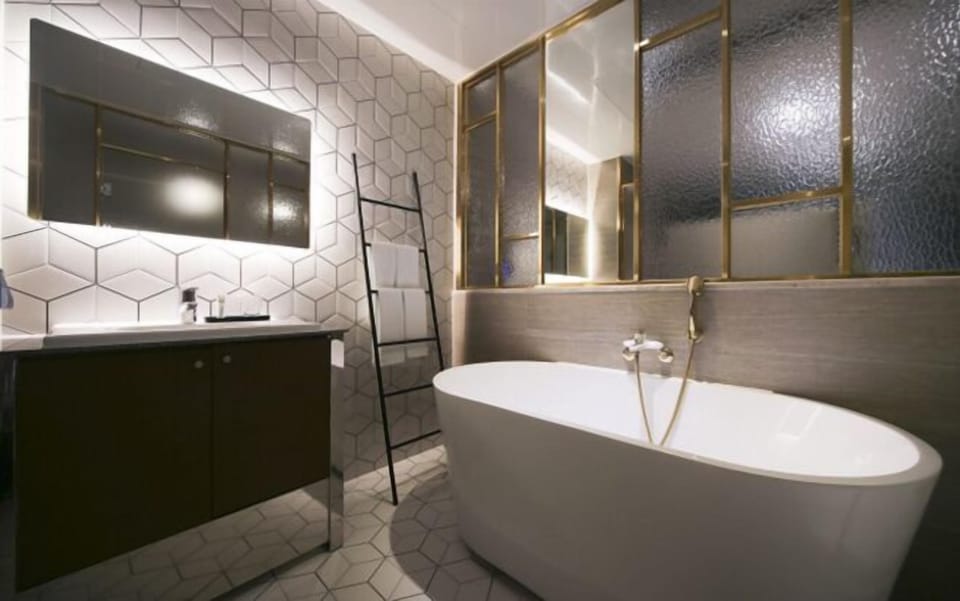 Deluxe Room | Bathroom | Free toiletries, hair dryer, bidet, towels