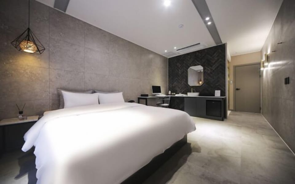 Deluxe Room | Blackout drapes, free WiFi