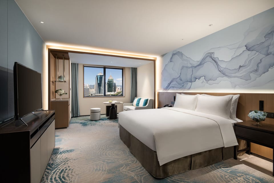 Deluxe King Room | Minibar, blackout drapes, soundproofing, free WiFi