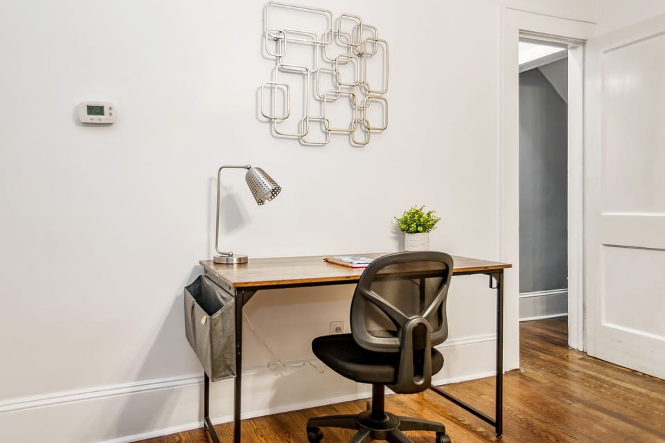 Family Apartment, 2 Bedrooms, Fireplace | Living room | 32-inch TV with cable channels