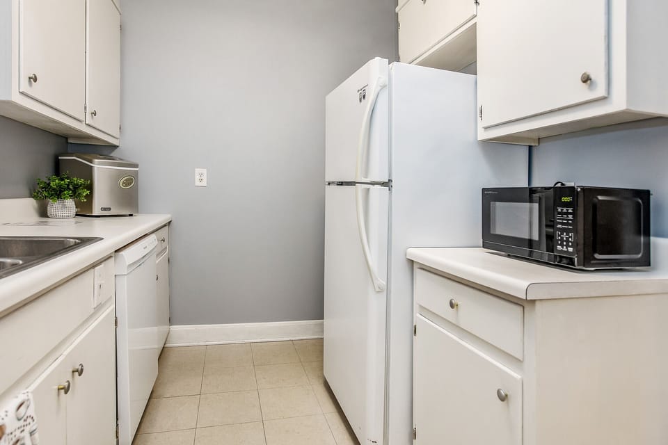 Family Apartment, 2 Bedrooms, Fireplace | Private kitchen | Microwave, coffee/tea maker