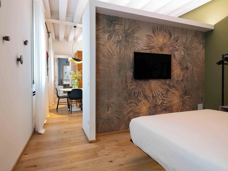 Deluxe Apartment, 1 King Bed, City View (Cancian) | Premium bedding, down comforters, Select Comfort beds, minibar