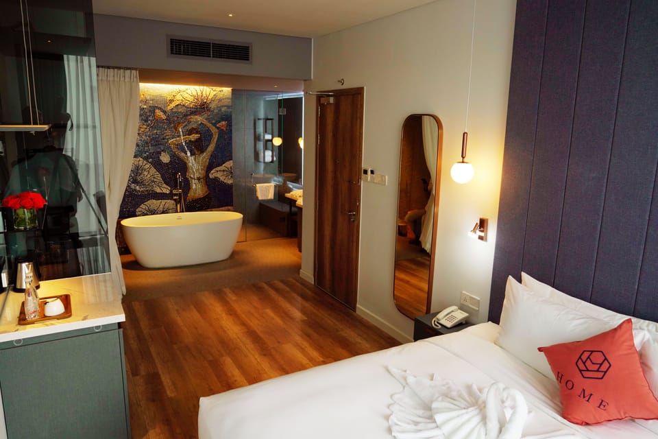 HOME Signature | Premium bedding, minibar, in-room safe, desk