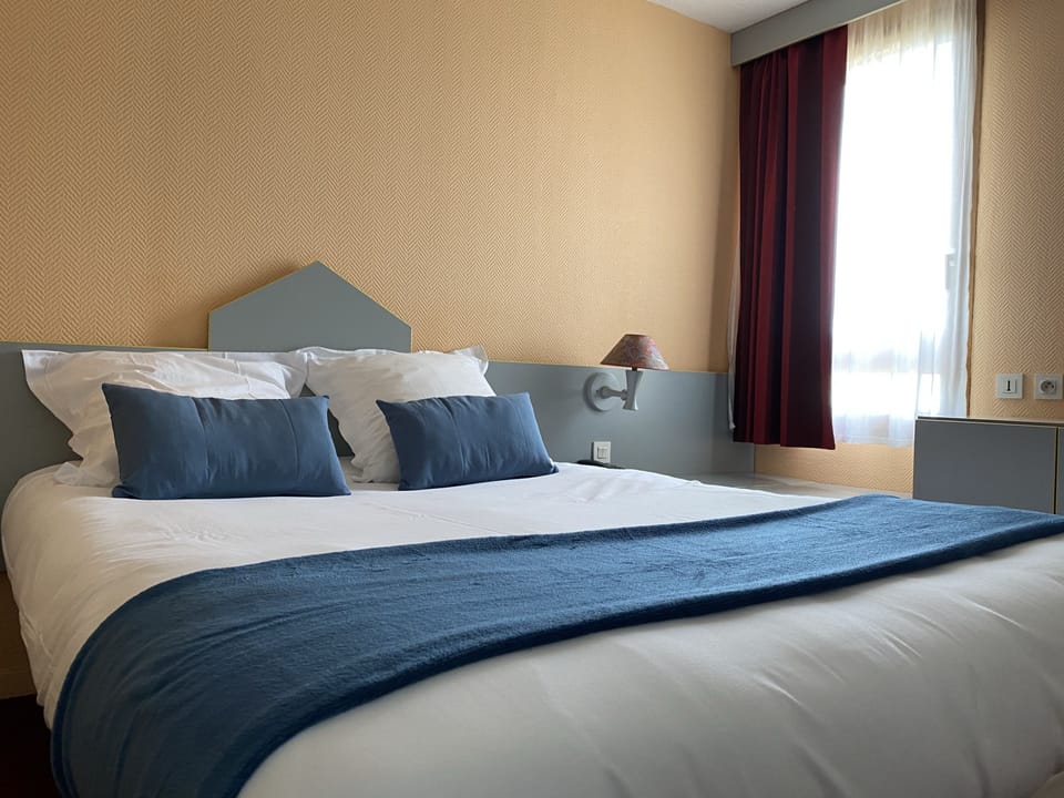 Desk, soundproofing, cribs/infant beds, free WiFi