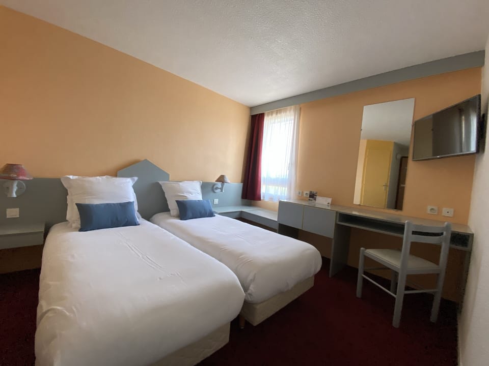 Desk, soundproofing, cribs/infant beds, free WiFi