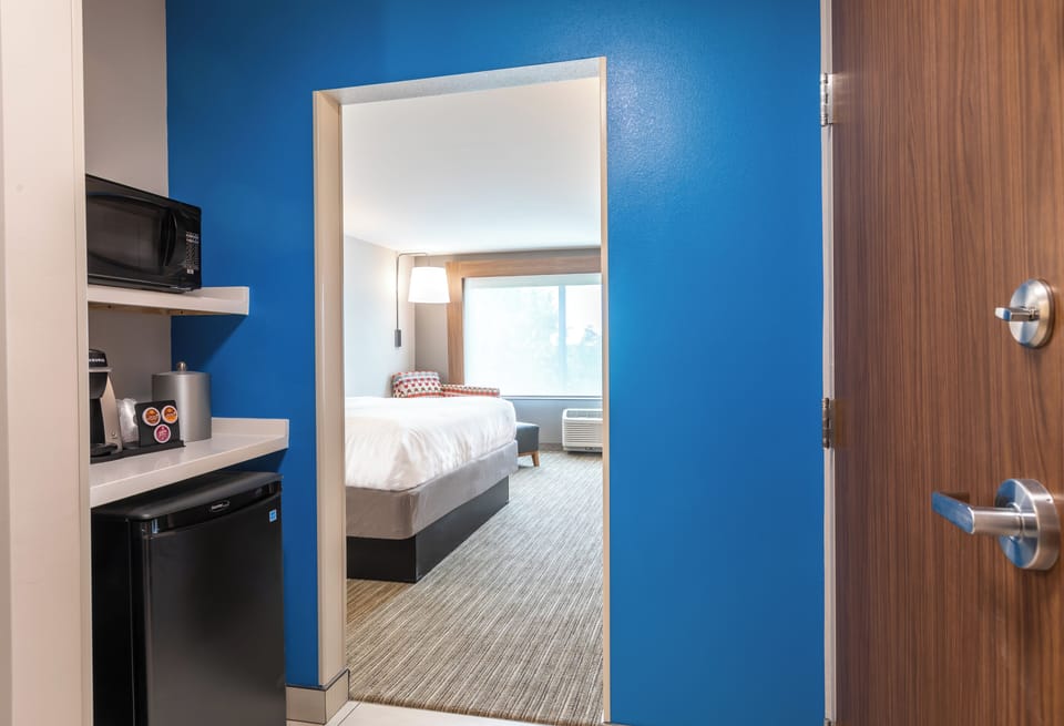 Pillowtop beds, in-room safe, desk, laptop workspace
