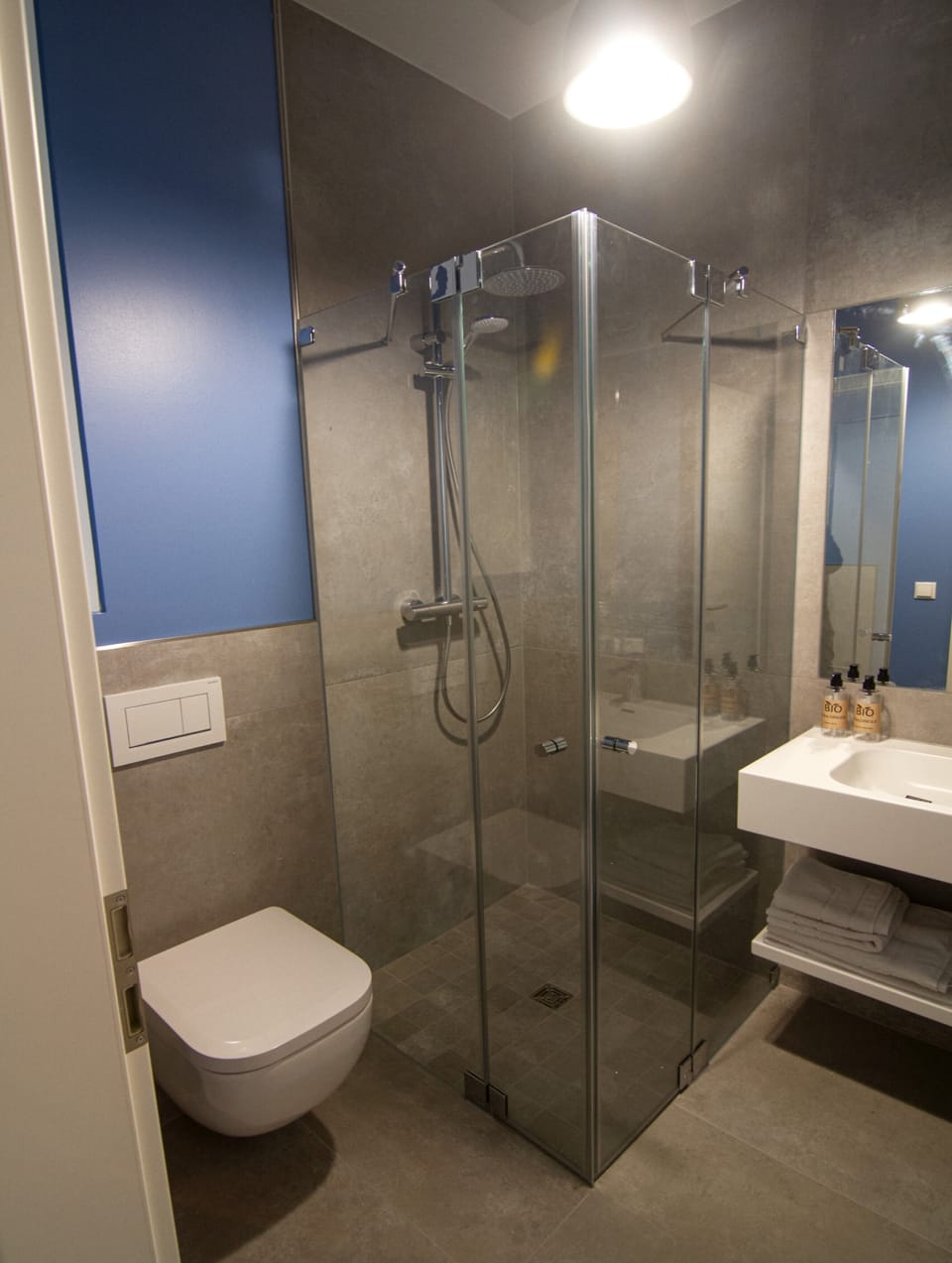 Classic Double Room | Bathroom | Shower, rainfall showerhead, free toiletries, hair dryer