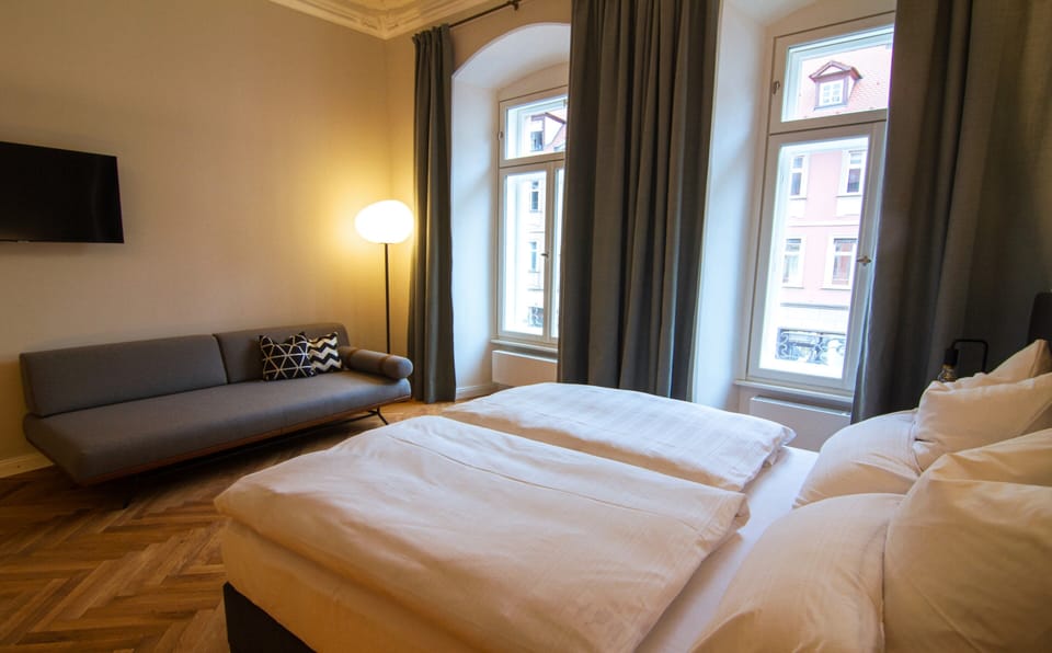 Deluxe Double Room | Minibar, individually decorated, individually furnished, desk