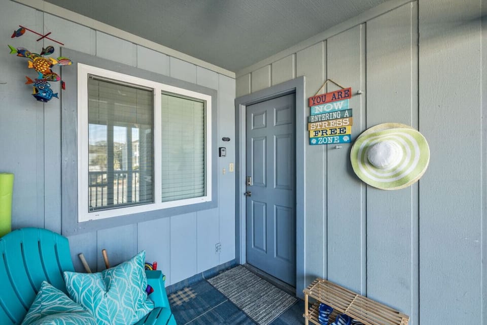 Keep the sand outside by dropping your beach items in the screened porch before entering.