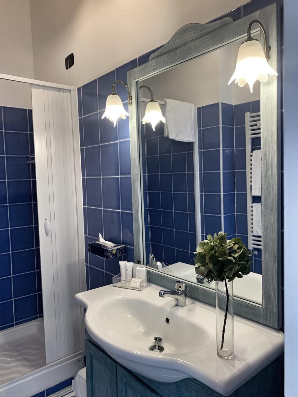 Comfort Double Room | Bathroom | Free toiletries, hair dryer, bidet, towels