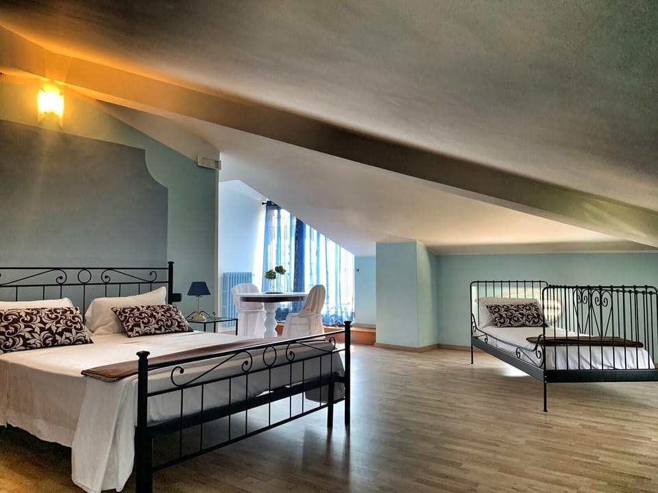 Superior Suite, Jetted Tub | Free WiFi, bed sheets