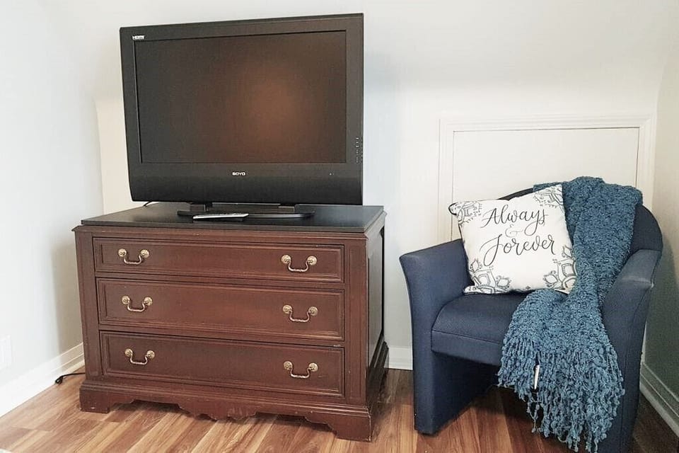 Bedroom #3 - Guests who claim this room have the benefit of the second flat screen TV in the home.  Also of note, the dresser offers additional storage options for your belongings, while the tub chairs provide seating solutions.