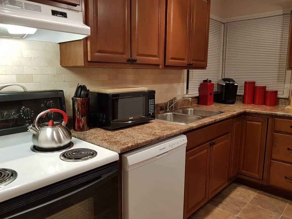 Just to provide some insight of the kitchen layout.