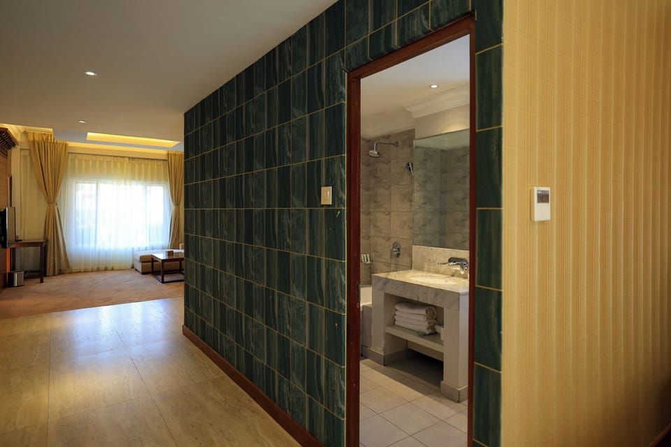 Executive Studio Suite | Minibar, desk, laptop workspace, free WiFi