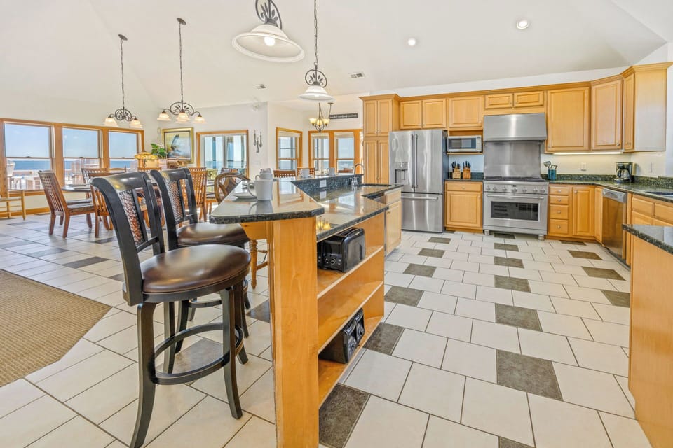 A 5-person breakfast counter provides additional seating for meals or a front row spot for the chef's show.