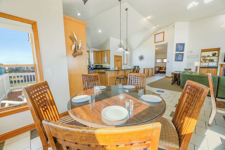 Bask in the warm glow of the sun over a restorative cup of coffee in the breakfast nook.
