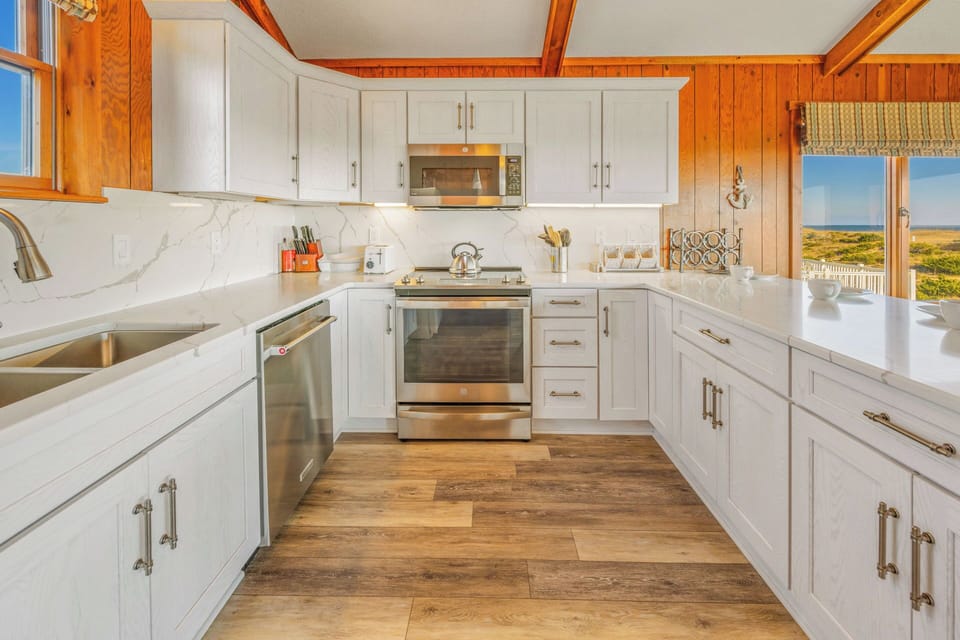 Surf or Sound Realty - 930 - I Left my heart in Avon - Kitchen -3