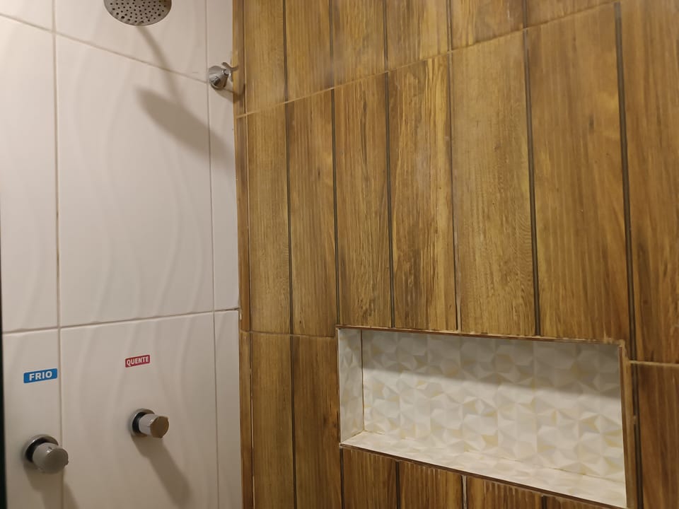 Casal econômico superior | Bathroom | Shower, towels, soap, toilet paper