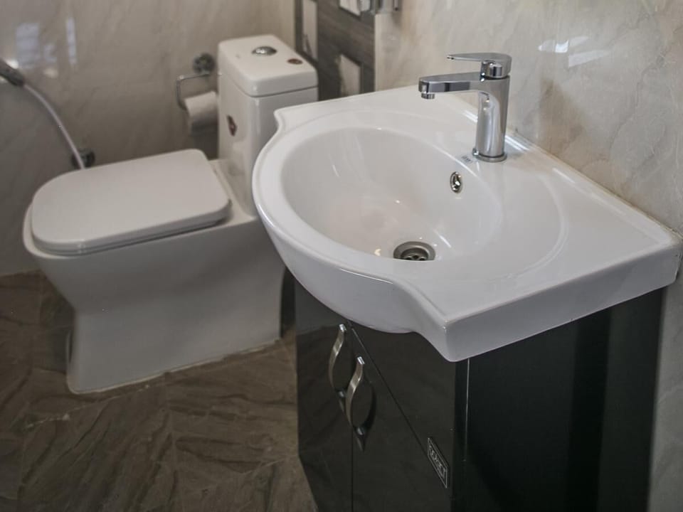 Deluxe Double Room | Bathroom | Shower, towels