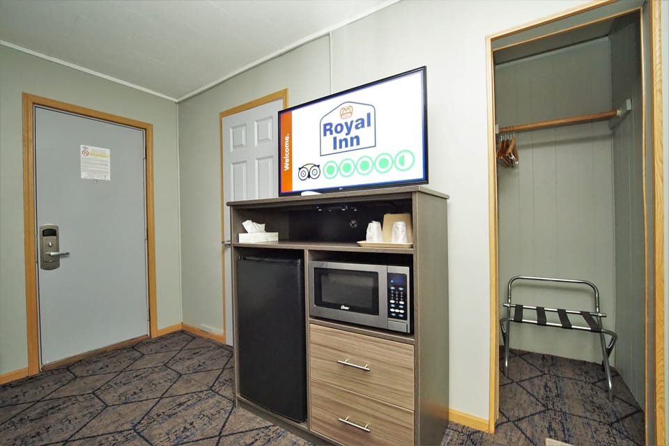 Standard Room, 1 Queen Bed, Non Smoking | Television