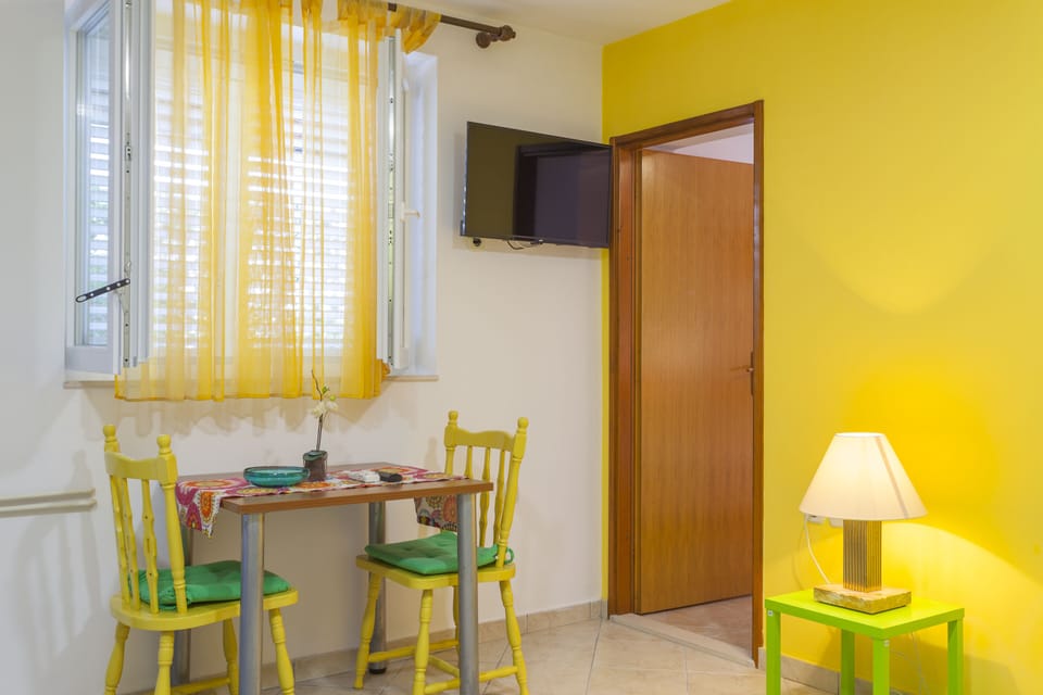 Apartment (2) | In-room dining