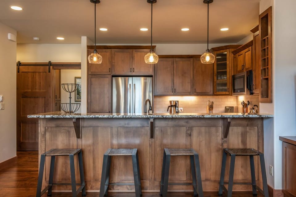 Seating for four at the breakfast bar