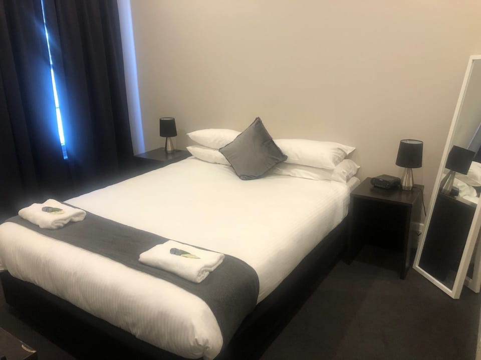 Basic Double Room - Shared Bathroom | Bed sheets