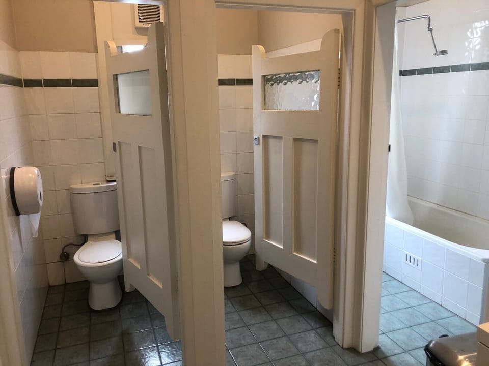 Basic Double Room - Shared Bathroom | Shared bathroom