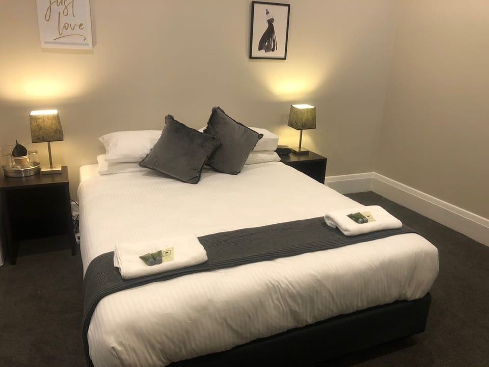 Basic Double Room - Shared Bathroom | Bed sheets