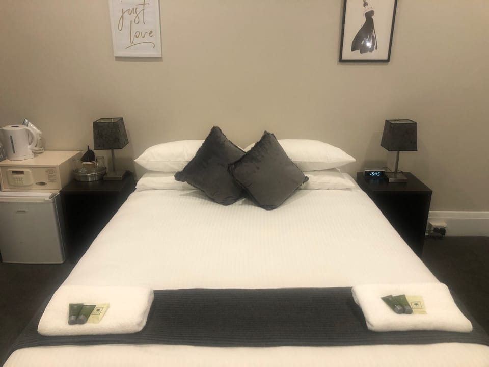 Basic Double Room - Shared Bathroom | Bed sheets