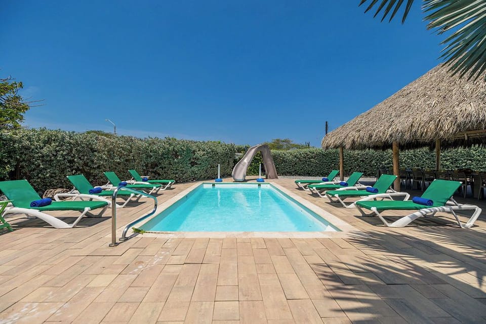 3BR2BA Condo w/  Exclusive PrivateRoof Deck & Pool (27130)