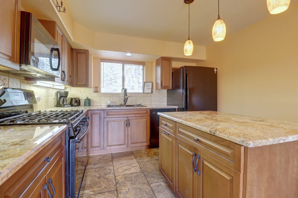 Townhome, 3 Bedrooms | Private kitchen | Fridge, microwave, oven, coffee/tea maker
