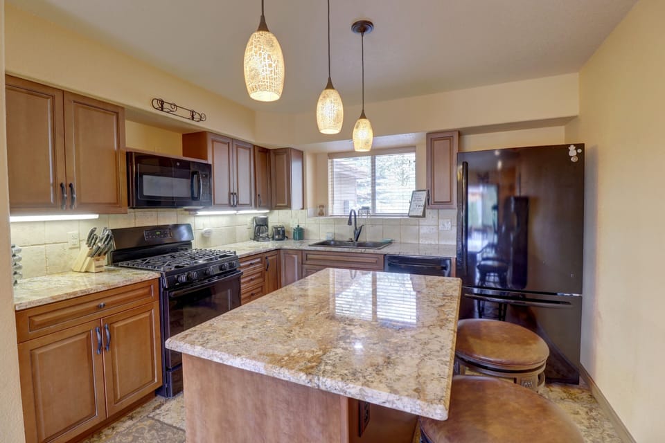 Townhome, 3 Bedrooms | Private kitchen | Fridge, microwave, oven, coffee/tea maker