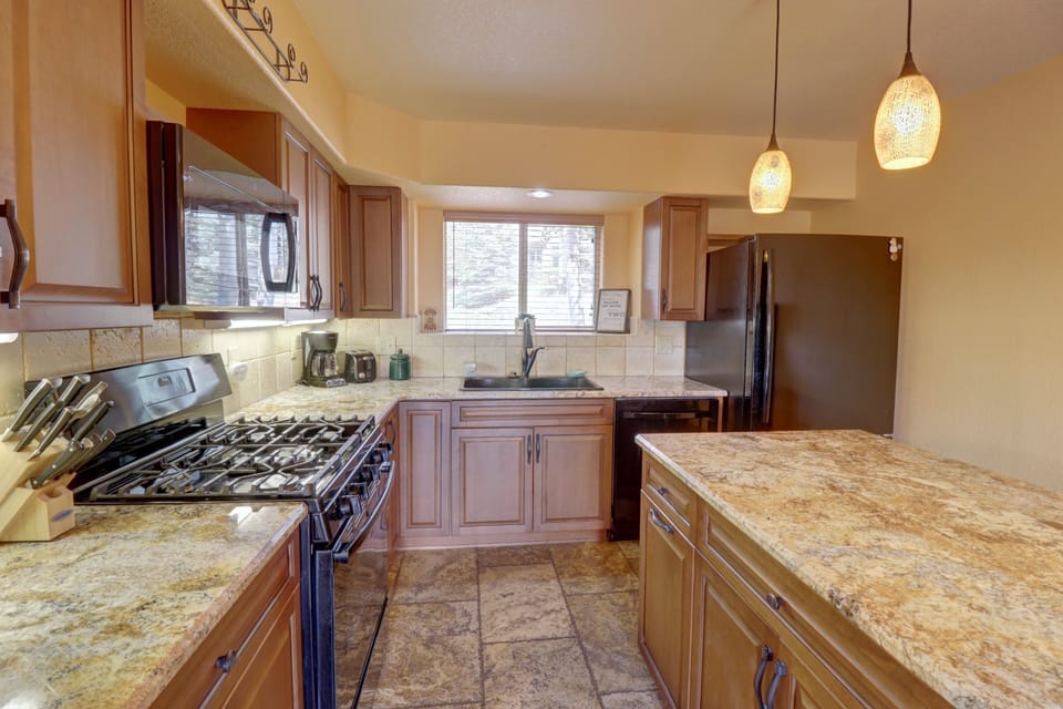 Townhome, 3 Bedrooms | Private kitchen | Fridge, microwave, oven, coffee/tea maker